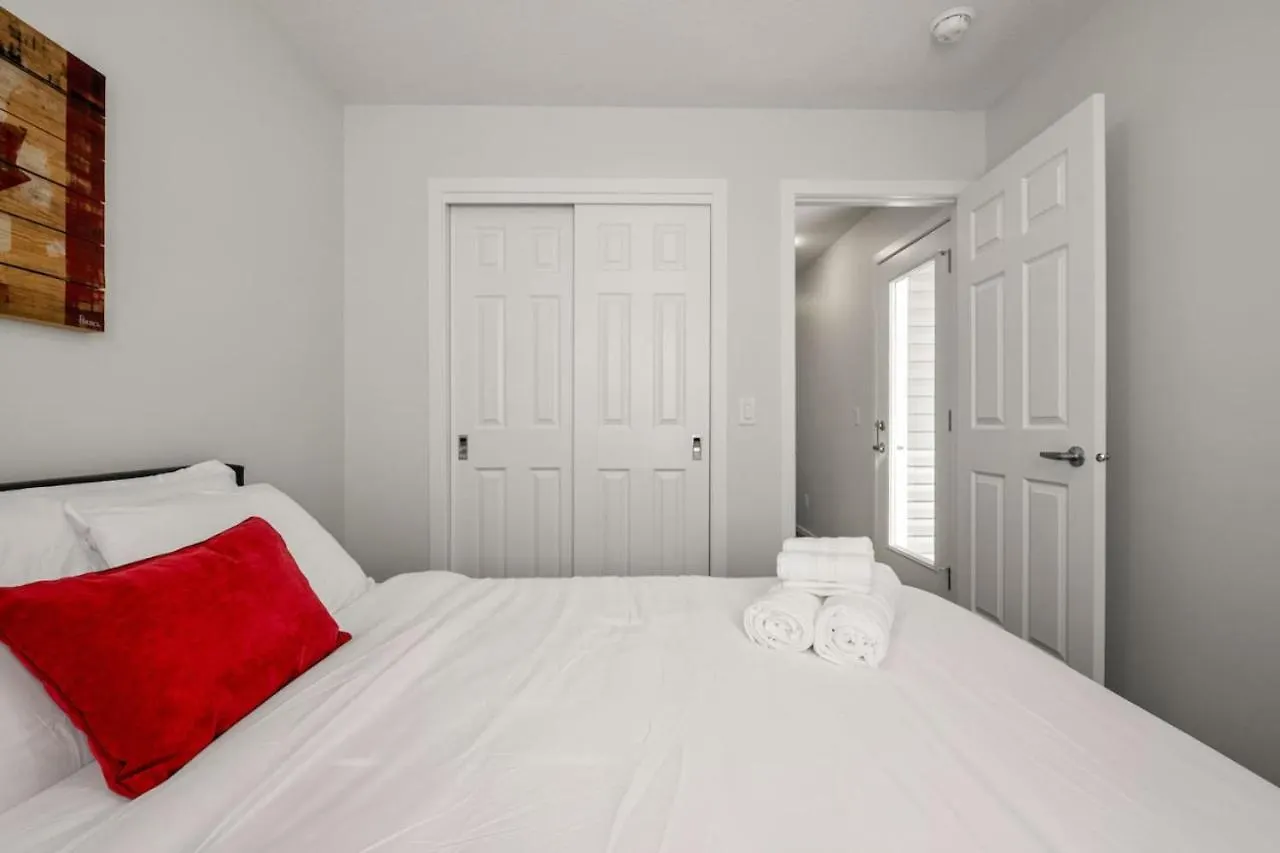 Top Rated Home With Private Garage, Near Airport, Free Banff Pass, Netflix, Sleeps 8 Calgary
