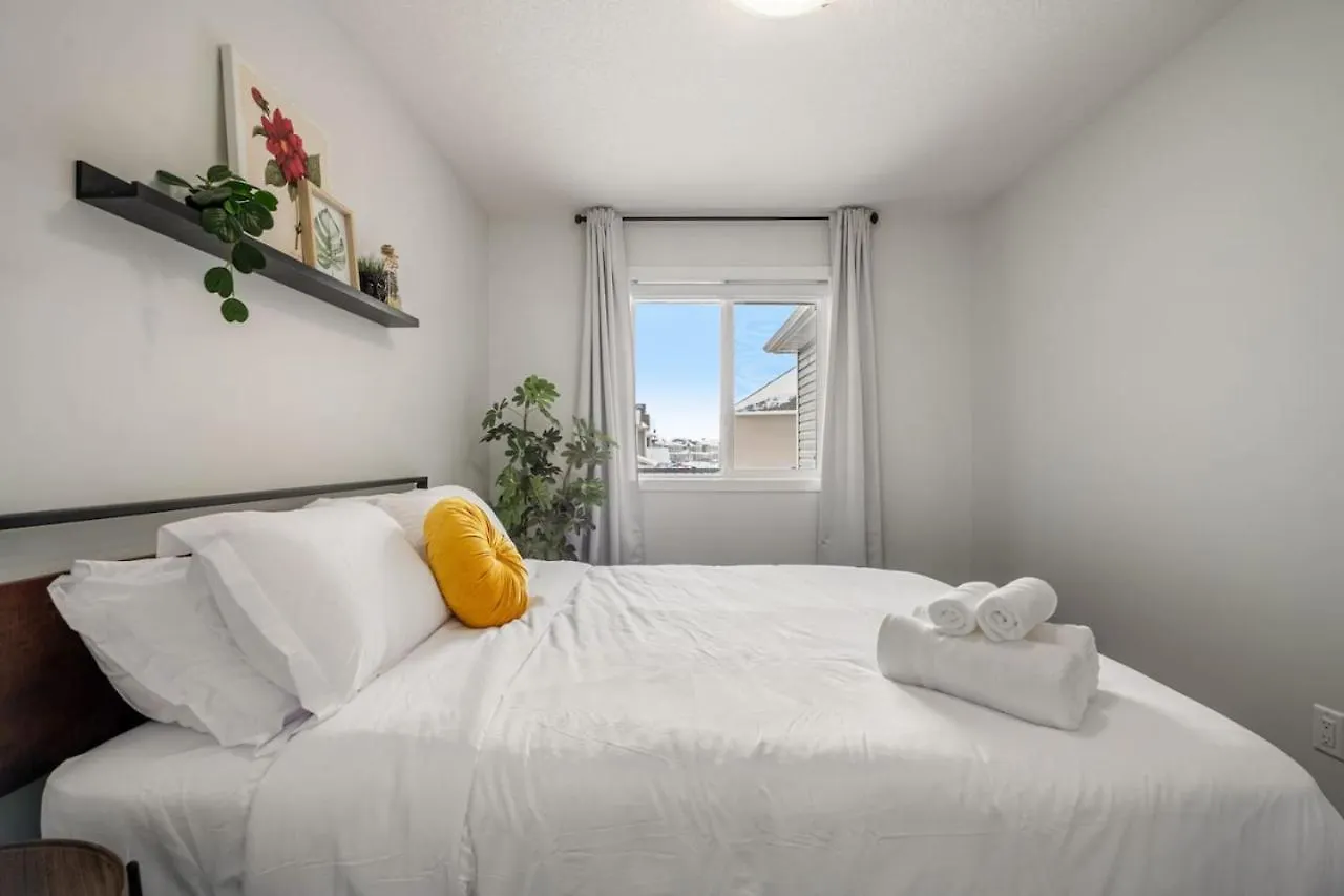Top Rated Home With Private Garage, Near Airport, Free Banff Pass, Netflix, Sleeps 8 Calgary Holiday home