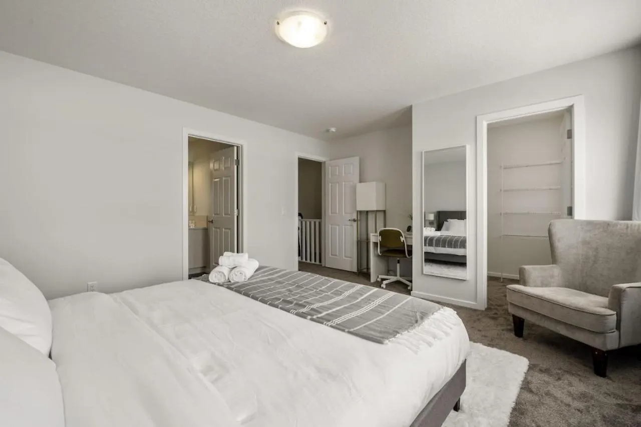 Top Rated Home With Private Garage, Near Airport, Free Banff Pass, Netflix, Sleeps 8 Calgary Holiday home