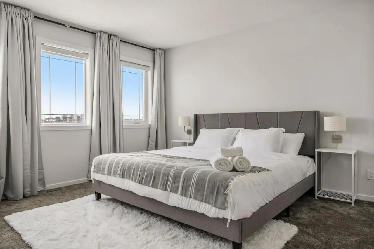 Top Rated Home With Private Garage, Near Airport, Free Banff Pass, Netflix, Sleeps 8 Calgary
