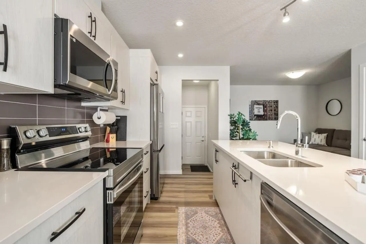 Holiday home Top Rated Home With Private Garage, Near Airport, Free Banff Pass, Netflix, Sleeps 8 Calgary