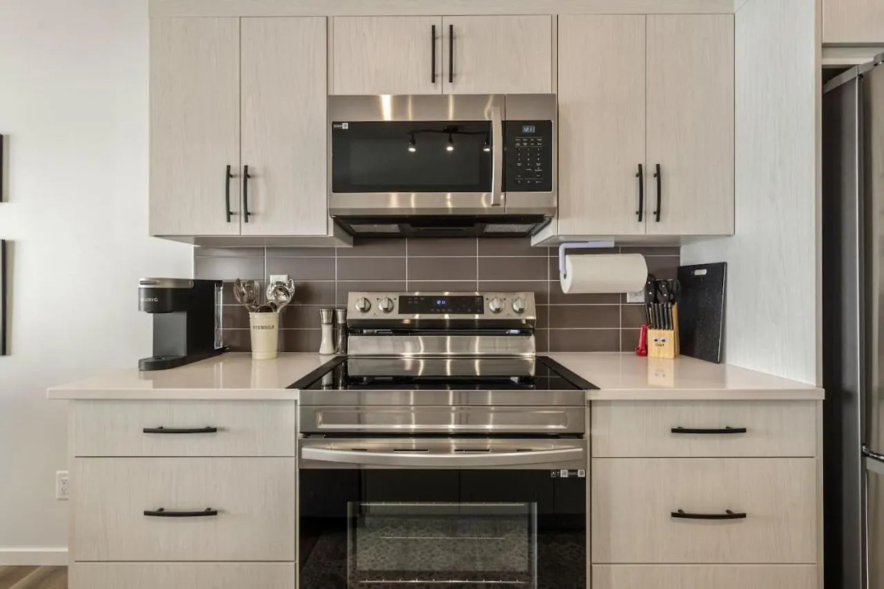 Top Rated Home With Private Garage, Near Airport, Free Banff Pass, Netflix, Sleeps 8 Calgary Canada