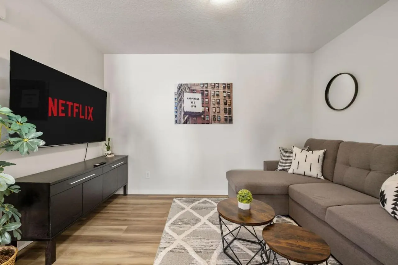 Holiday home Top Rated Home With Private Garage, Near Airport, Free Banff Pass, Netflix, Sleeps 8 Calgary