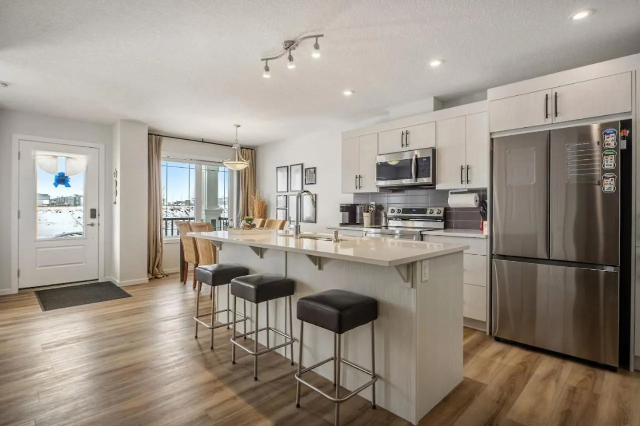 Top Rated Home With Private Garage, Near Airport, Free Banff Pass, Netflix, Sleeps 8 Calgary Holiday home