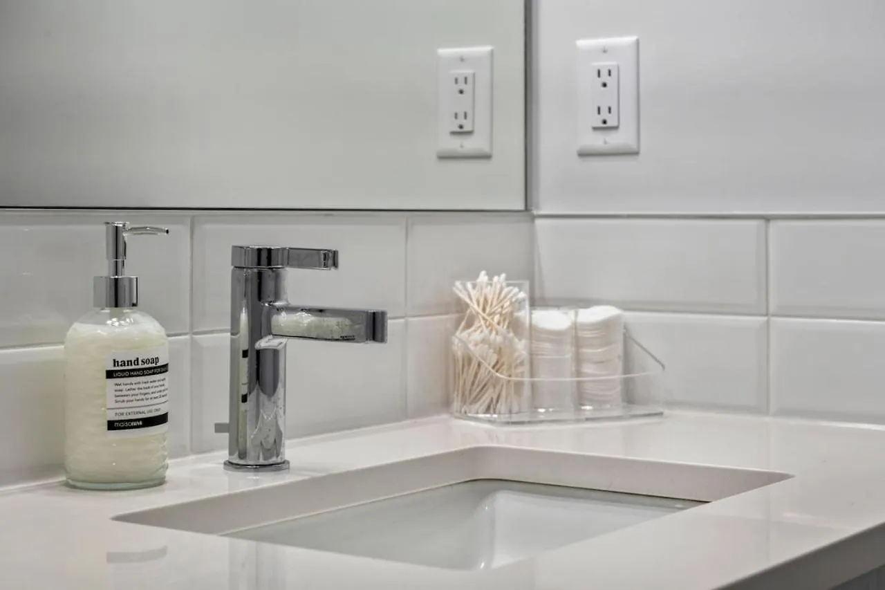 Top Rated Home With Private Garage, Near Airport, Free Banff Pass, Netflix, Sleeps 8 Calgary 0*,