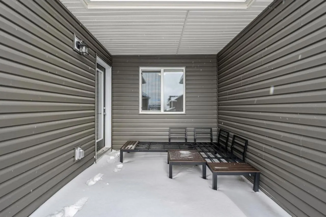Top Rated Home With Private Garage, Near Airport, Free Banff Pass, Netflix, Sleeps 8 Calgary Canada