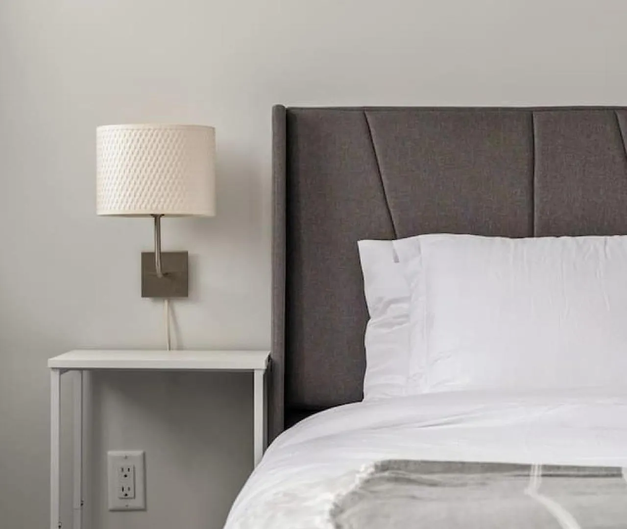 Top Rated Home With Private Garage, Near Airport, Free Banff Pass, Netflix, Sleeps 8 Calgary 0*,  Canada