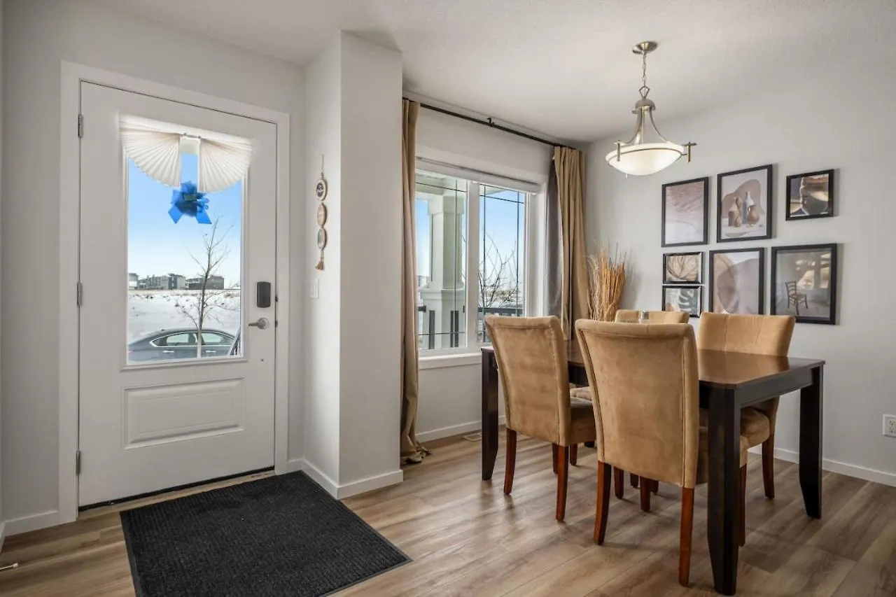 Holiday home Top Rated Home With Private Garage, Near Airport, Free Banff Pass, Netflix, Sleeps 8 Calgary