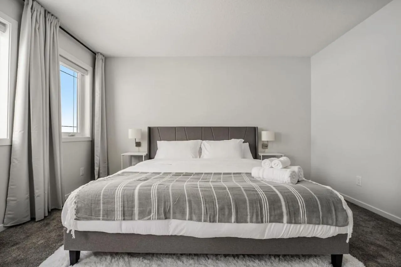 Holiday home Top Rated Home With Private Garage, Near Airport, Free Banff Pass, Netflix, Sleeps 8 Calgary