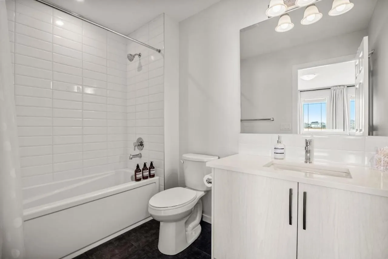 Top Rated Home With Private Garage, Near Airport, Free Banff Pass, Netflix, Sleeps 8 Calgary