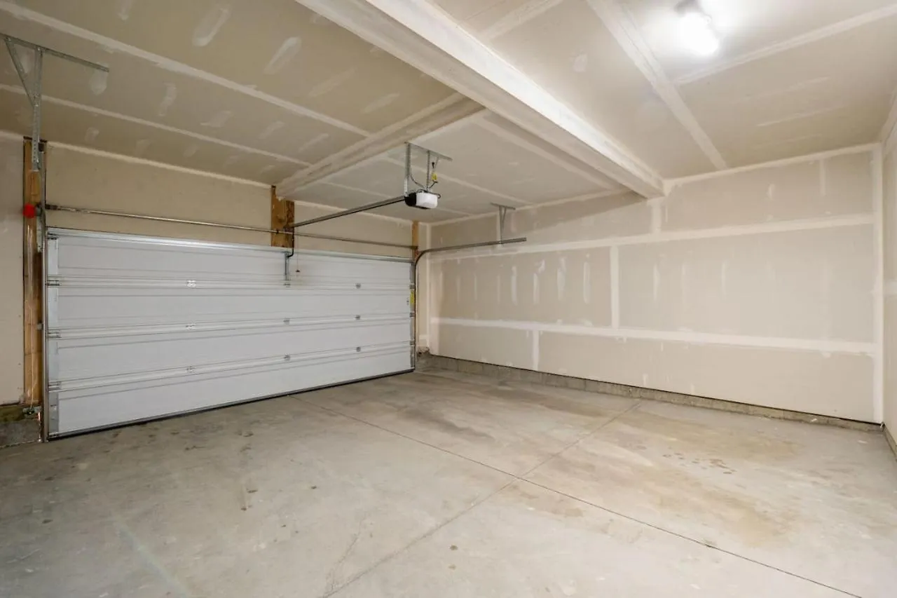 Top Rated Home With Private Garage, Near Airport, Free Banff Pass, Netflix, Sleeps 8 Calgary Holiday home