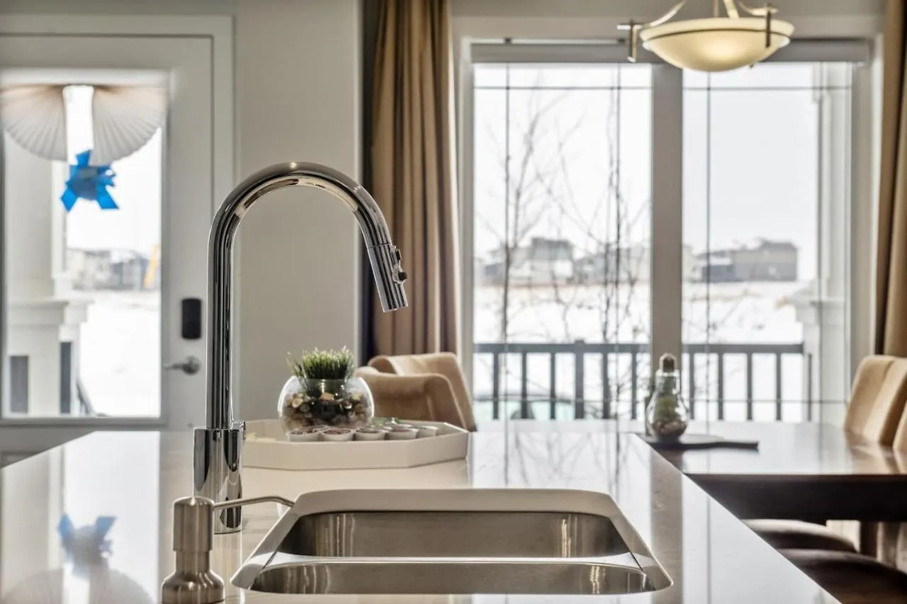 Holiday home Top Rated Home With Private Garage, Near Airport, Free Banff Pass, Netflix, Sleeps 8 Calgary Canada