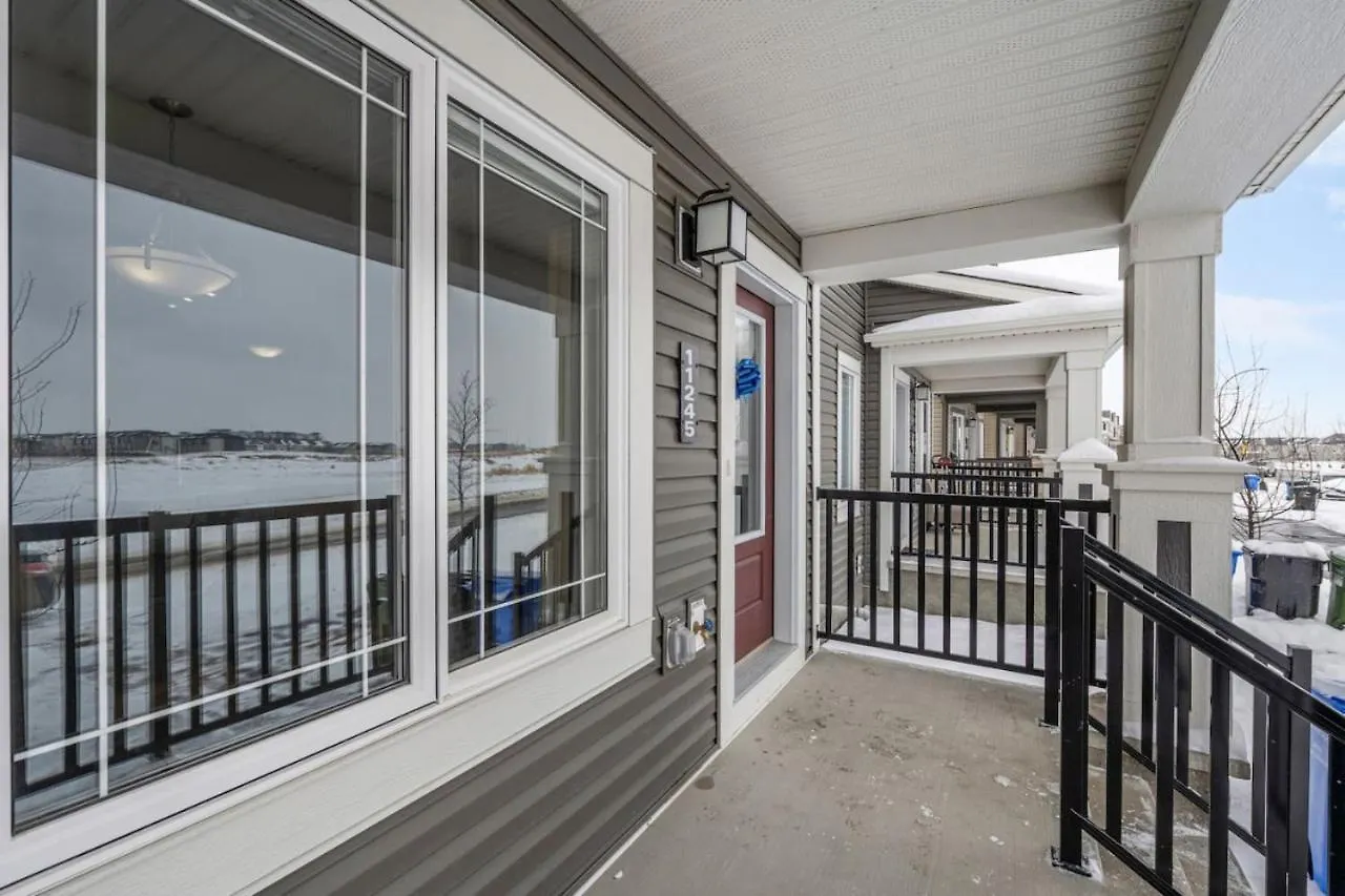 Top Rated Home With Private Garage, Near Airport, Free Banff Pass, Netflix, Sleeps 8 Calgary 0*,  Canada