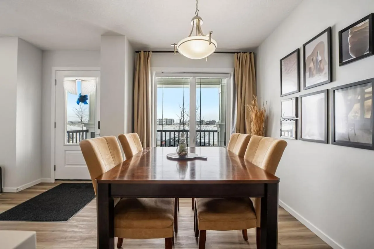 Holiday home Top Rated Home With Private Garage, Near Airport, Free Banff Pass, Netflix, Sleeps 8 Calgary