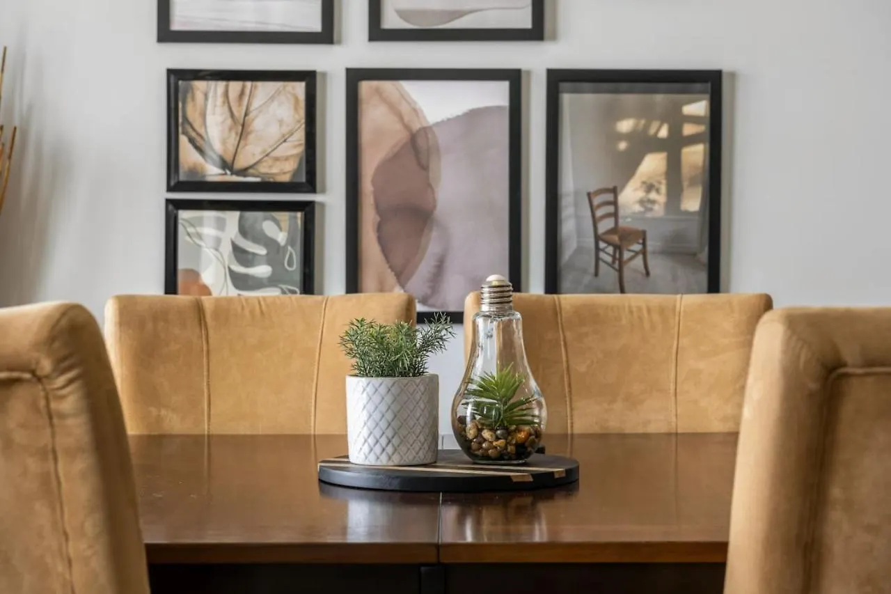 Top Rated Home With Private Garage, Near Airport, Free Banff Pass, Netflix, Sleeps 8 Calgary